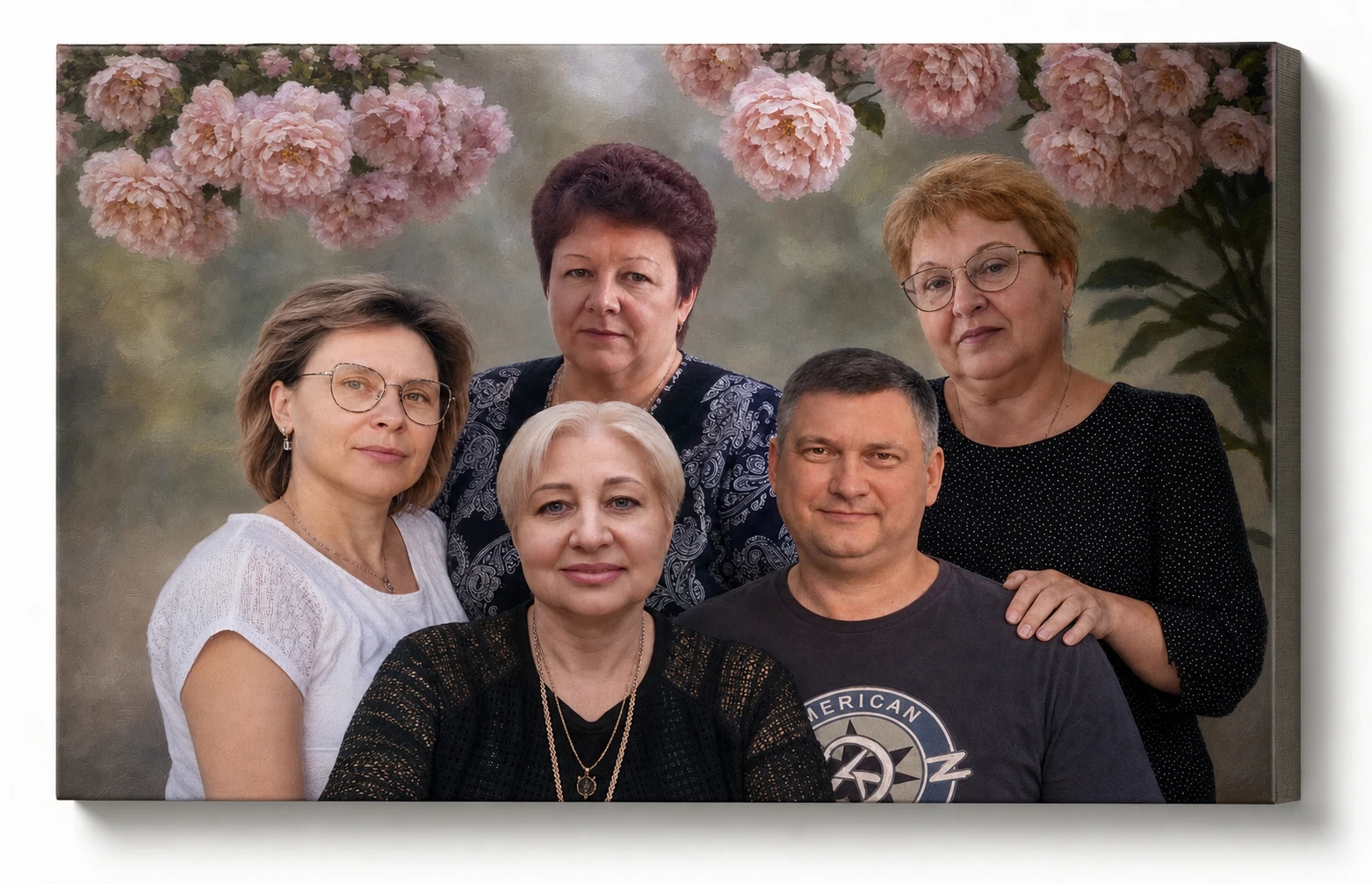 MERCI premium porodični portret na platnu — pet članova porodice uokvireno na zidu s pink božurima